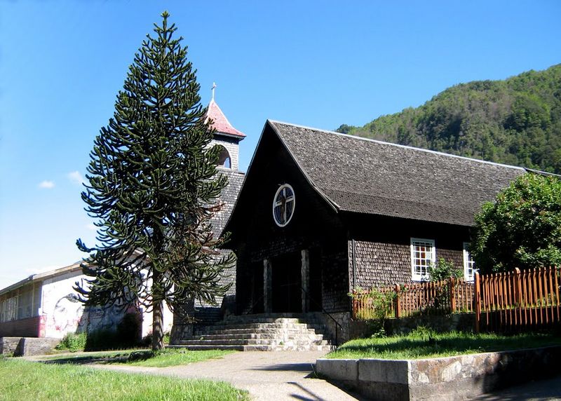 Archivo:Iglesia Curarrehue4.jpg