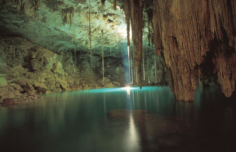 Archivo:Agua subterránea.jpg