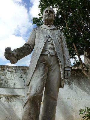 Estatuacondemore.jpg