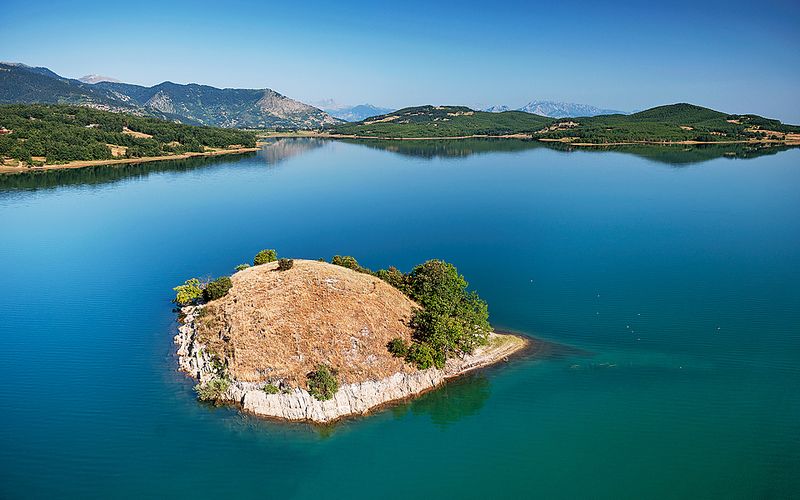 Archivo:LAGO PLASTIRA.jpg