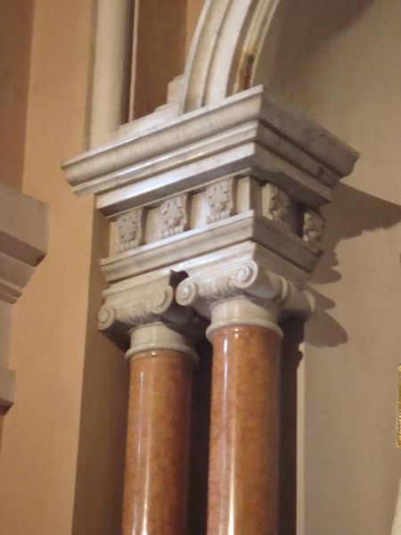 Archivo:Columna Iglesia Divina Providencia.jpg