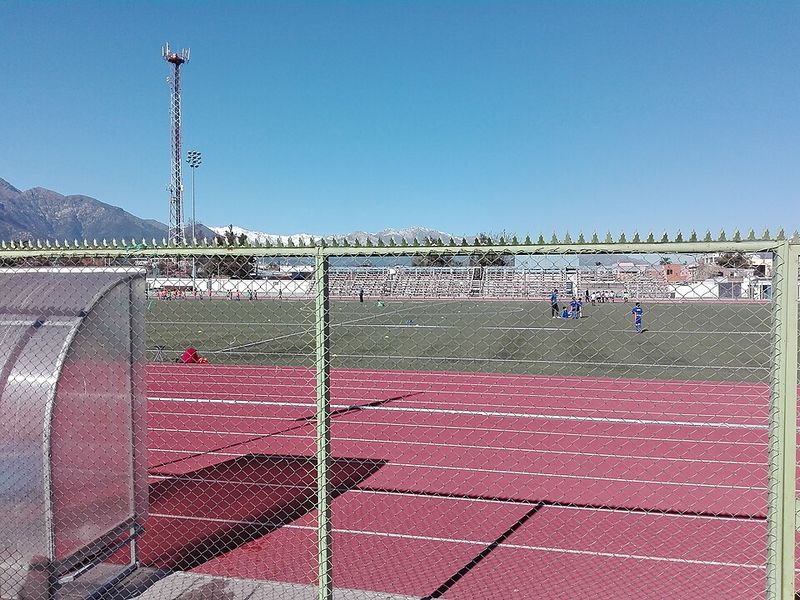 Archivo:Estadio puente alto cancha.jpg