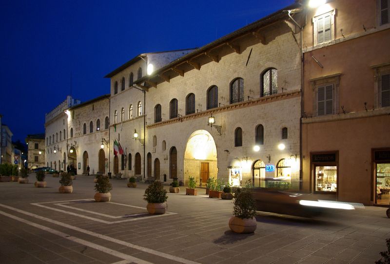 Archivo:Assisi Piazza del Comune.JPG