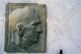 Luis María López Allué. Escultura en bronce de Ramón Acín.jpg