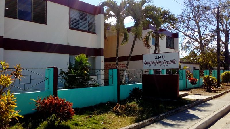Archivo:Escuela Sergio Pérez Castillo.jpg