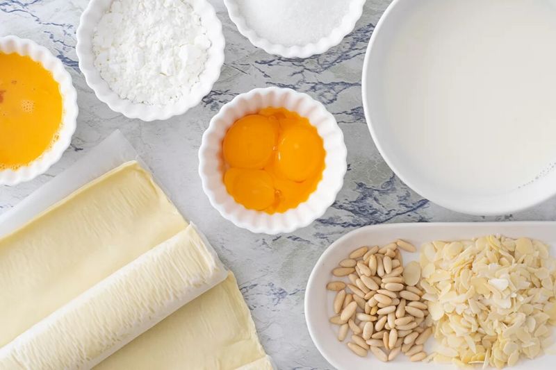 Archivo:Ingredientes-de-la-coca-de-llavaneras.jpg