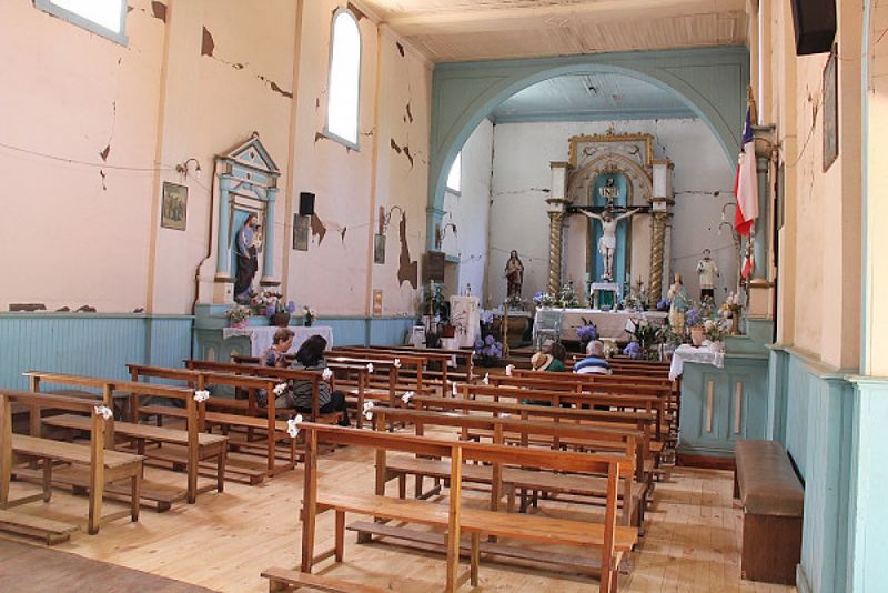 Archivo:Interior iglesia de Vilches.jpg