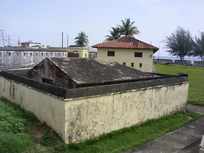 Archivo:Polvorín Fortaleza Matachín.JPG