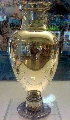 El trofeo original de la Copa de Europa, expuesto en el Museo del Real Madrid.jpg