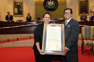 171124 043534 Rolando Alirio Mena es reconocido como “Notable Comunicador de El Salvador”.jpg
