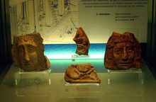 Tejas decoradas, antefijas (Museo de Foro de Caesaraugusta).jpg