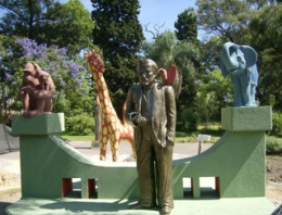 Monumento Homenaje a Eduardo Holmberg (Zoo de Buenos Aires).png