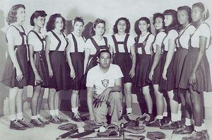 Rene Morales y el equipo de Softball femenino.jpg