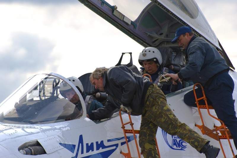 Archivo:Su-30 Gromov Flight Research Institute.jpg