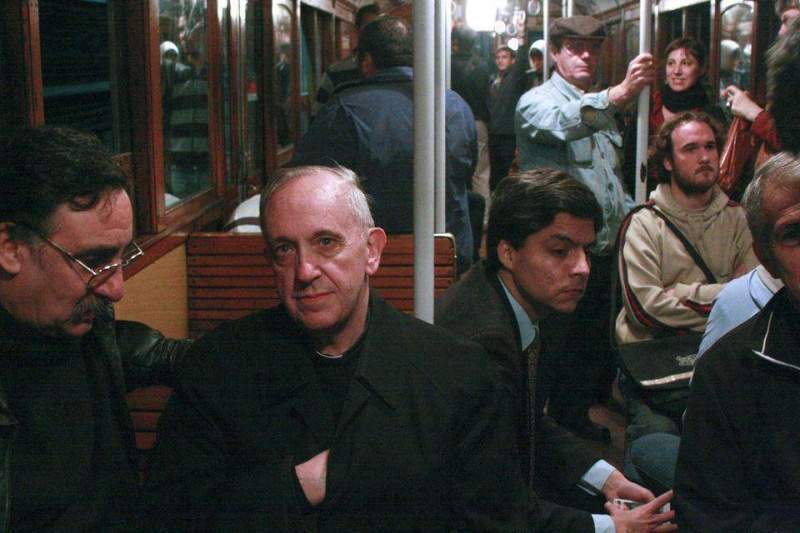 Archivo:Cardenal-bergoglio-metro.jpg