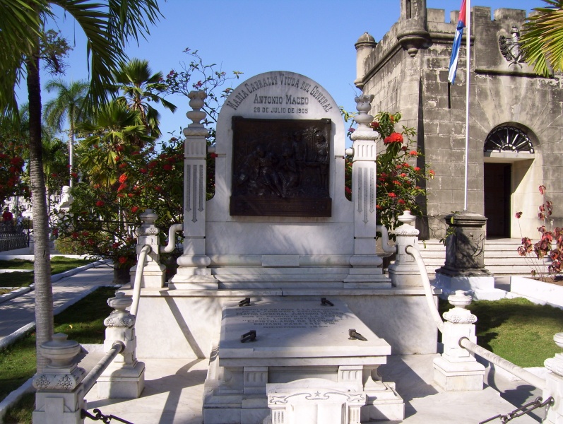 Archivo:Tumba de Maria Cabrales.JPG