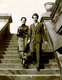 Ada Kouri y Raul Roa en las escalinatas de la Universidad de La Habana (1934).jpg