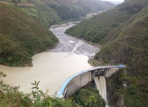 Complejo hidroeléctrico en el río